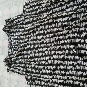 Women's Roaman's sleeveless black/white blouse size 26W
